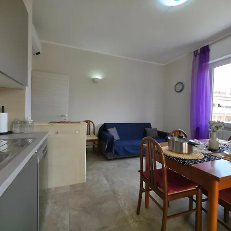 200m From Beach, New Apt, Ac, Wifi *