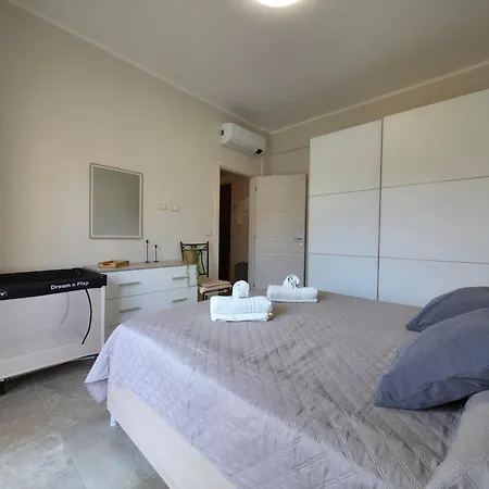 200m From Beach, New Apt, Ac, Wifi *