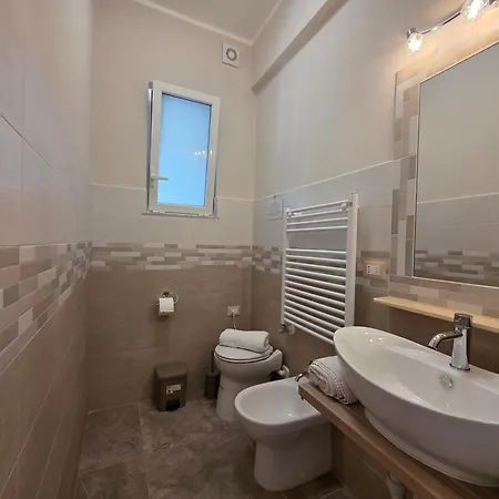 200m From Beach, New Apt, Ac, Wifi דירה