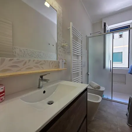 200m From Beach, New Apt, Ac, Wifi דירה *