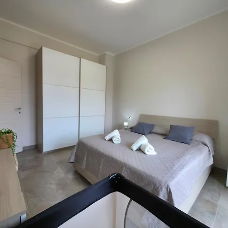 דירה 200m From Beach, New Apt, Ac, Wifi