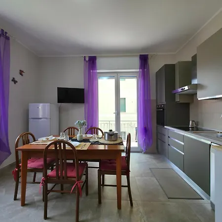 200m From Beach, New Apt, Ac, Wifi Lejlighed