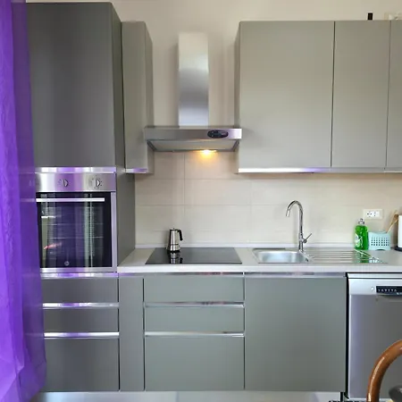 200m From Beach, New Apt, Ac, Wifi דירה