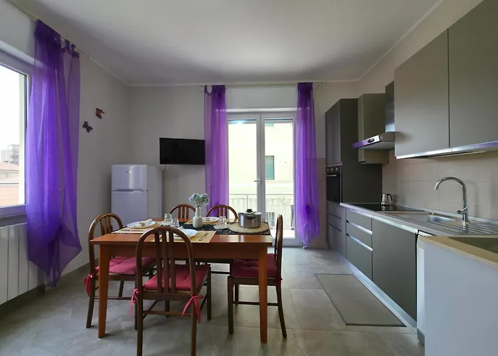 200m From Beach, New Apt, Ac, Wifi Lejlighed