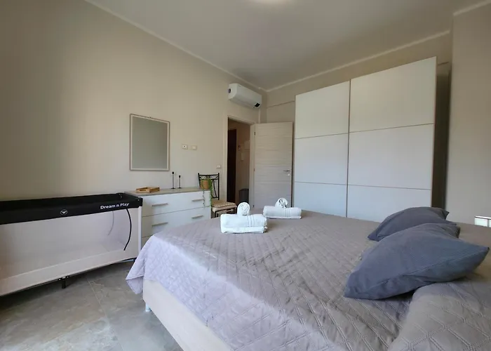 200m From Beach, New Apt, Ac, Wifi *